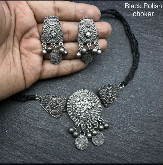 Black polish Round choker