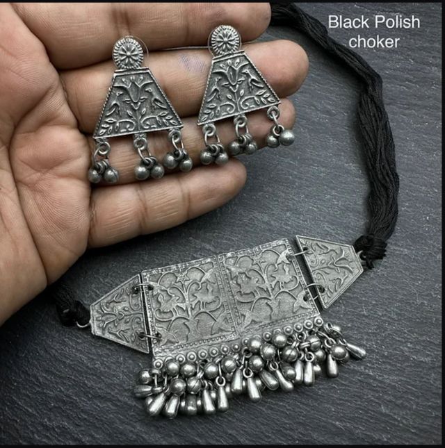 Black polish Choker